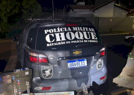 Cão farejador encontra 5 quilos de haxixe escondidos dentro de televisão em ônibus