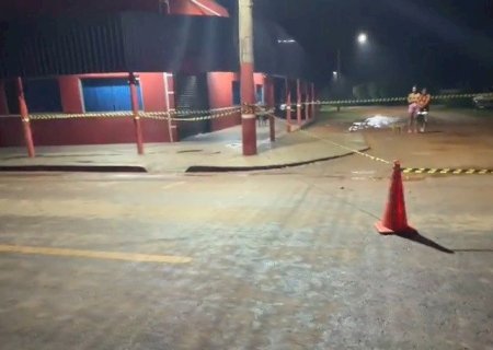 Dupla em motocicleta atira 6 vezes contra jovem em cidade de MS