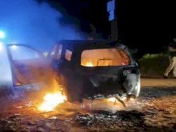 Toyota usada por criminosos para executar casal é encontrada em chamas